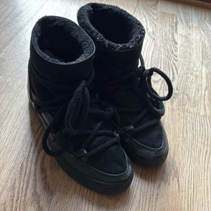 Svarta Inuikii skor - Säljer ett par svarta Inuikii skor i storlek 38. Dem är rätt slitna och har ett hål i högra hälen, därav priset💗