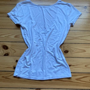 Vit lager t shirt  -  Vit t-shirt från lager 157 med öppen rygg. Ser lite konstigt ut på bilderna men ser mycket bättre ut på det finns ingen lapp då jag är väldigt känslig mot saker som kliar men den sitter som en S eller XS❣️