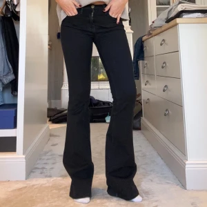 Bootcut jeans från Frame - Svarta jeans från Frame med bootcut passform. Materialet är lite stretchigt denim som sitter snyggt och bekvämt. 