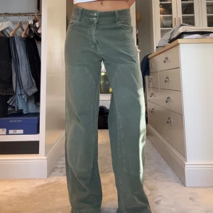 Gröna jeans - Snygga gröna jeans med coola cargoinspirerade sömmar och dubbla knappar i midjan. 