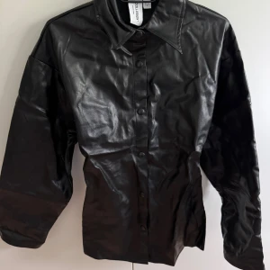 Skjortjacka från Collusion - Svart skjortjacka från Collusion i storlek 34/XS. Har aldrig använts. 