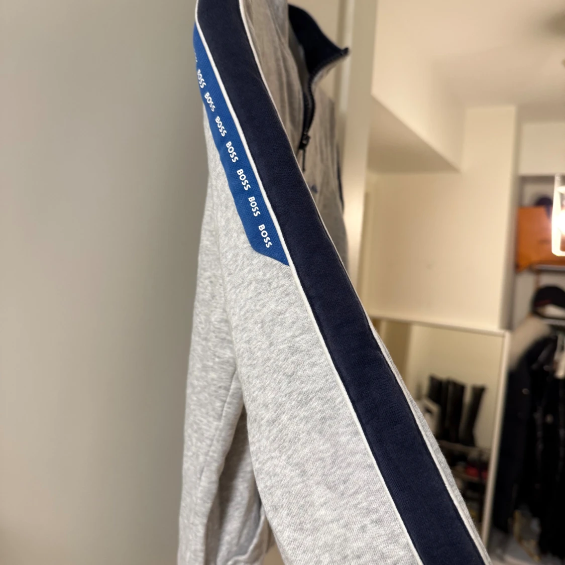 Grå ziptröja från BOSS med blå detaljer - 1