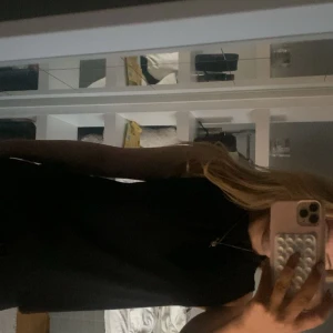 Svart festtopp - En jättefin topp som är i nyskick 