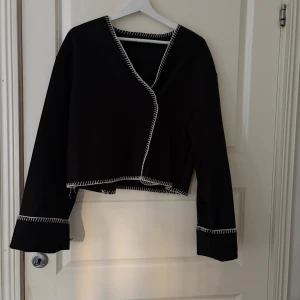 Gina tricot jacka  - Med små defekter, saknar lite stygn.