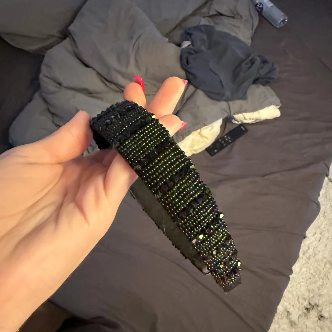 Svart diadem med pärlor och paljetter - 1