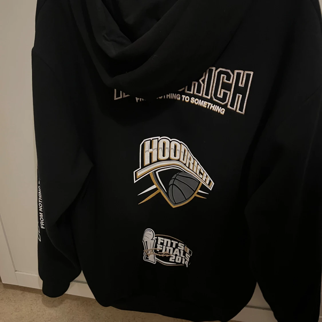 Svart hoodie från Hoodrich med tryck - 1