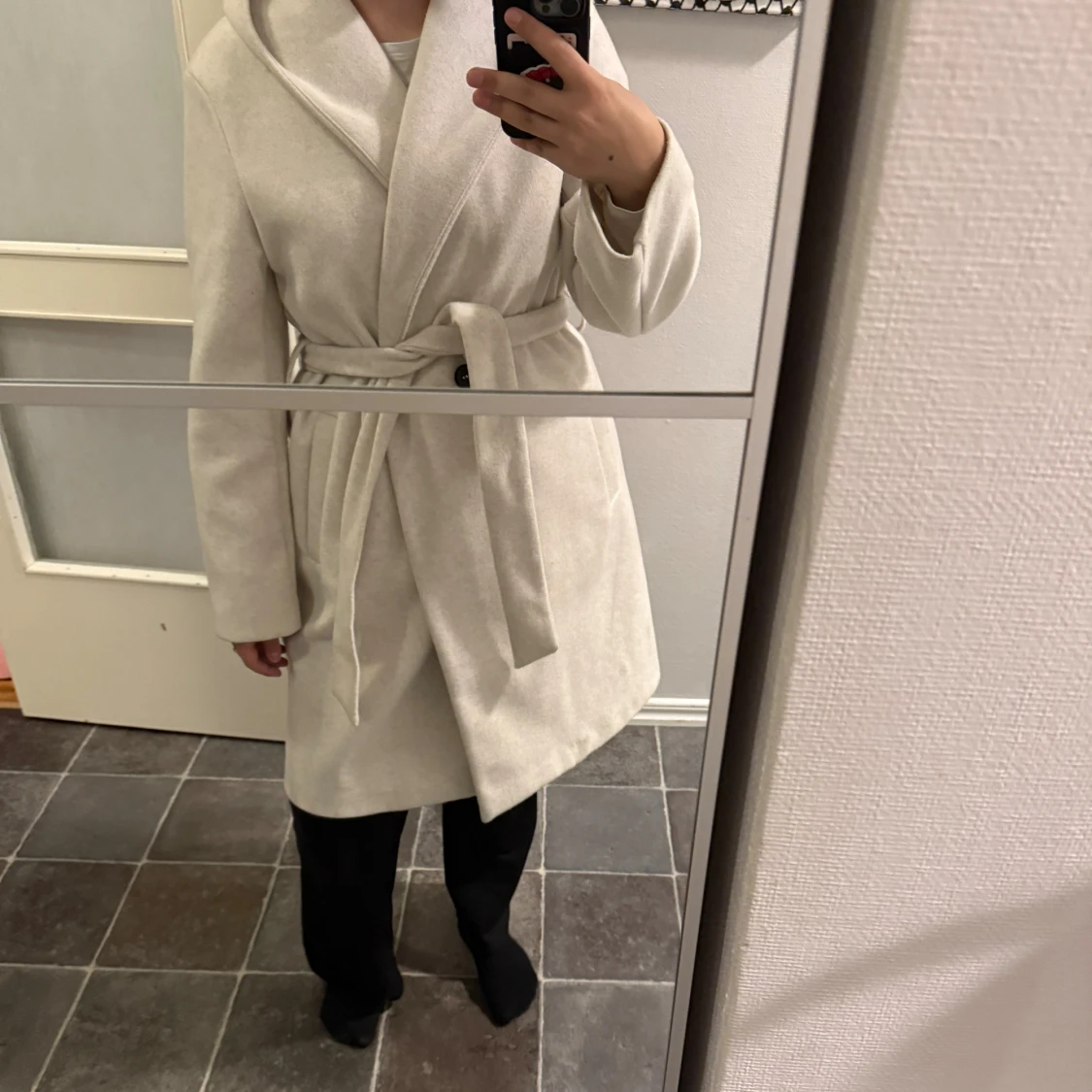 Beige kappa med bälte och huva - 1