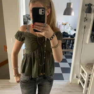 Olivgrön offshoulder blus med knyt - Supersöt olivgrön vintage blus ❣️❣️❣️