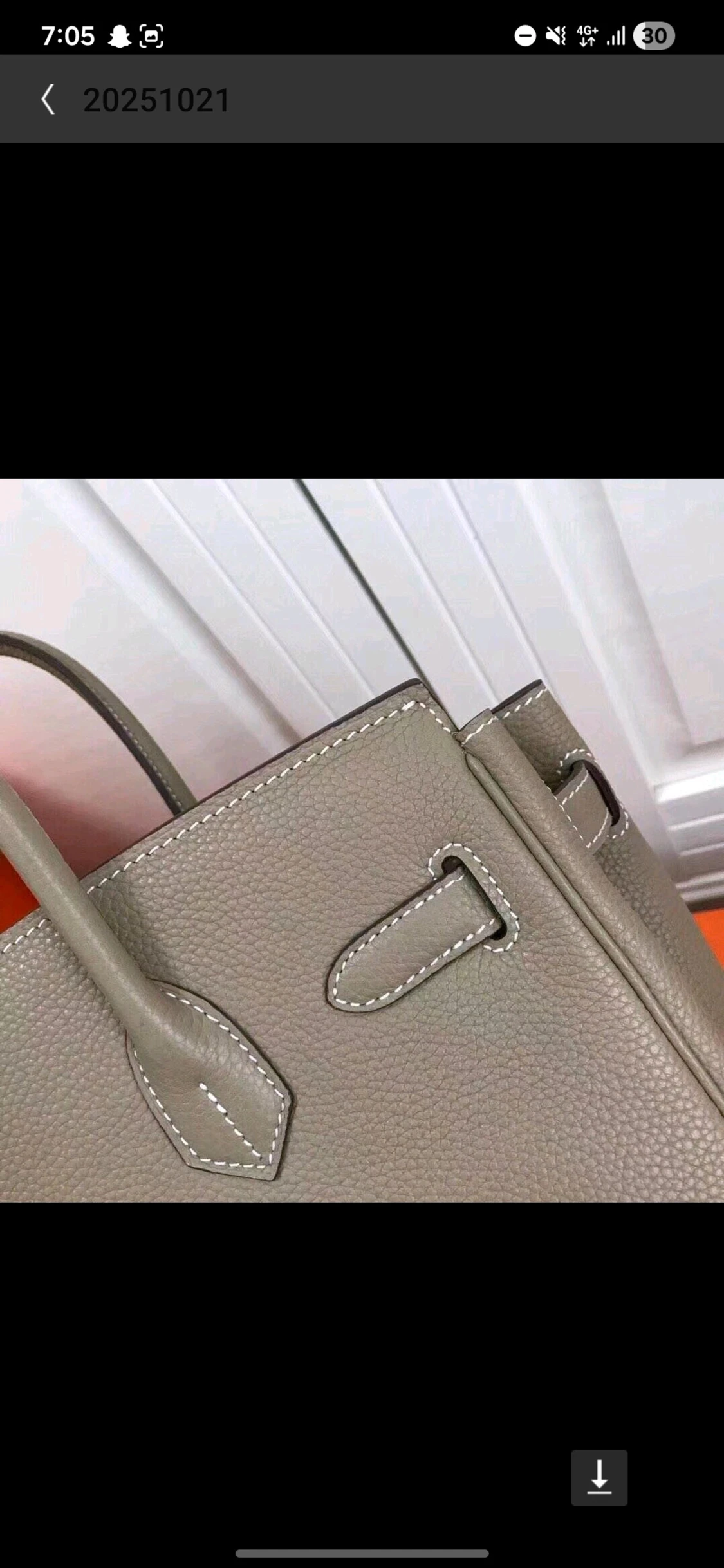 Beige handväska med gulddetaljer - 5