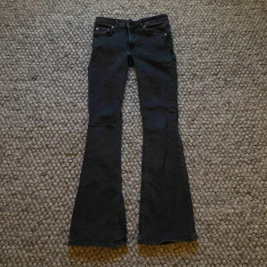  Low waste bootcut jeans - Säljer ett par snygga svarta bootcut jeans i storlek XS TALL,  jättebra passform och sitter superfint! Pris kan diskuteras💓#Spets #spetstopp #spetslinne #volanger #volangtopp #volanglinne #croptop #bohochic #bohemisk #bohemian #Y2K #vintagelove #alternative #Abercrombie #coquette #ibizasummer #flowers #blommig #sommartopp #sommar #glittrig #guldig #festtopp #söt #cute #plisserad #meshtop #sheertop #seethrough #genomskinlig #peplum #cottagecore #korsett #neglige #broderier #broderingar #embroider