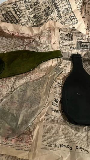 Vin brickor  - Unika smyckesfat tillverkade av återvunna glasflaskor, perfekta för att förvara ringar, armband och örhängen. Finns i transparent, grön och svart glas med vit rosett som detalj. Fatet har en cool, platt form och passar snyggt på sminkbordet eller hyllan.