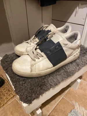 Valentino Garavani  - Köp mina valentinos behöver pengar akut köp och jag skickar samma dag. Allting finns med box påse kort allt org.