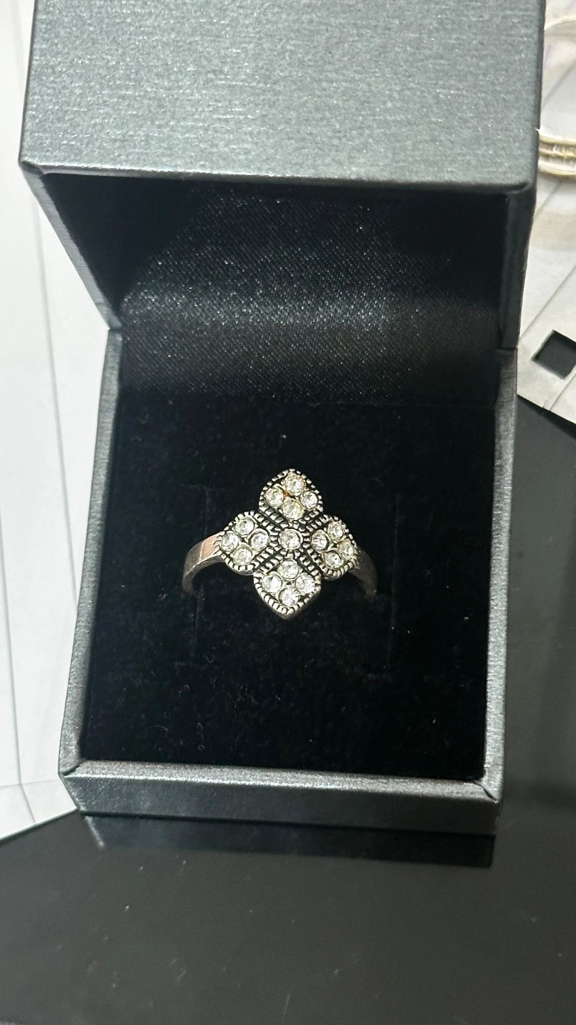 Silverring med glittrande stenar