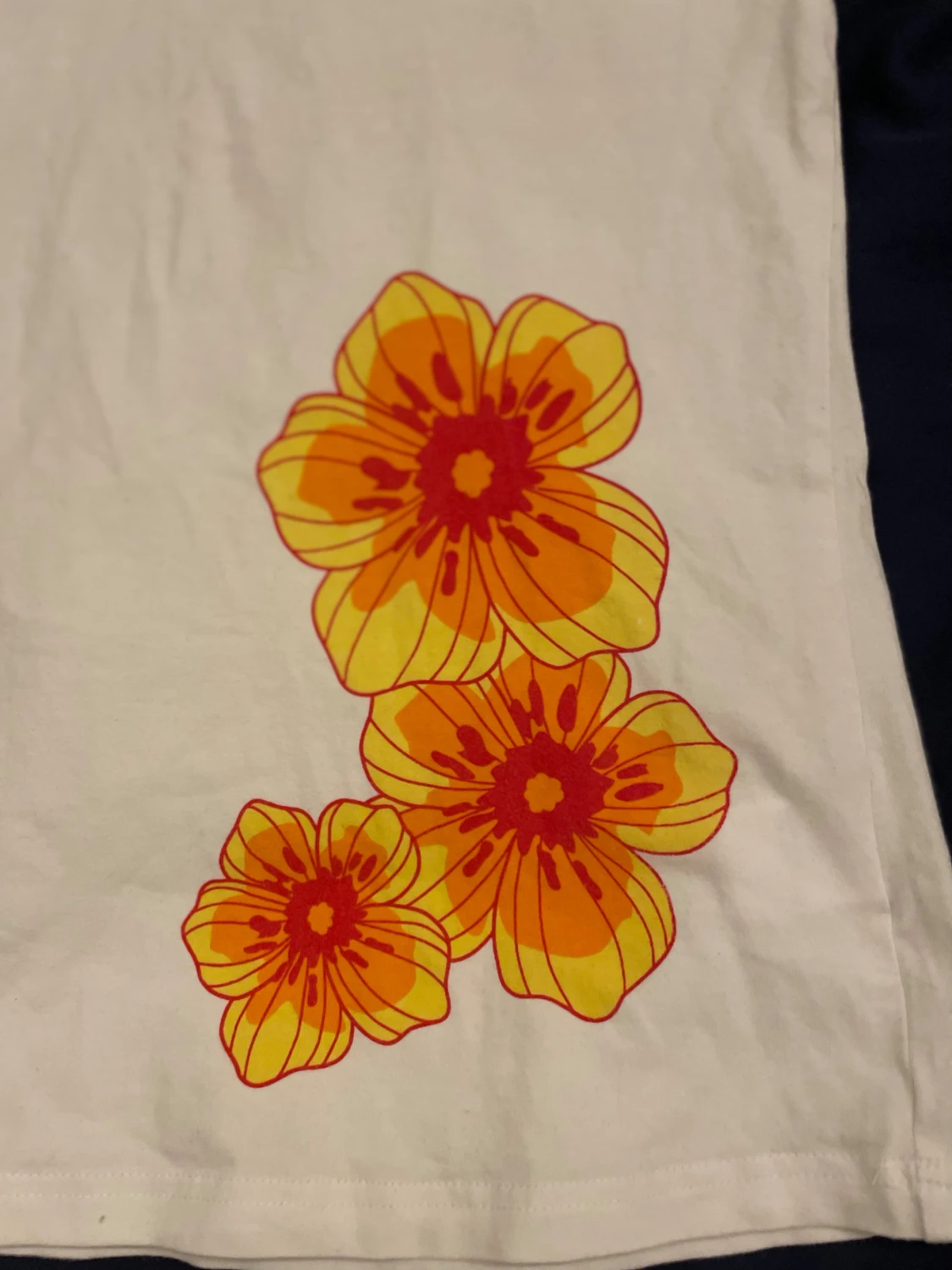 Vit linnetopp med blommor från Mywear - 1