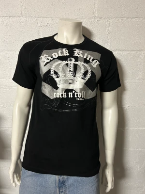 T-shirt  från RG 512. Storlek XXL ( är som XL ) - Snygg helt ny T-shirt från RG 512. Lite tjockare bomullskvalite.