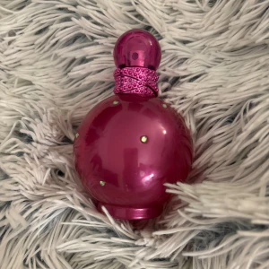 Britney Spears fantasy edp  - Flaskan är 100 ml, men skulle säga att det är ungefär 80 ml kvar 🩷