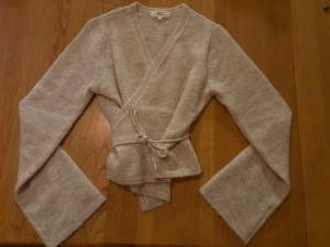 Gina Tricot stickad tröja - Fin stickad tröja från Gina tricot☺️Den är endast använd 2-3 gånger. Skriv vid frågor 🤗
