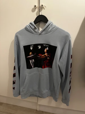 Off white hoodie - Off white x st matthews hoodie. Säljer pågrund av jag har vuxit ur den, säljes billigt för den är i dåligt skick slitningar på magen