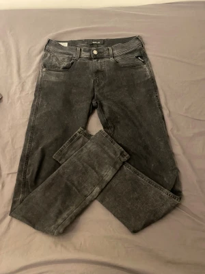 Replay Anbass svarta slim jeans, stl 29 - Svartgråa Replay Anbass jeans i slim fit med klassisk femficksdesign och snyggt Replay-märke bak i midjan. Jeansen har en lätt tvättad look. Dem är i ny skick 9/10 skulle jag säga. Vid frågor skriv till mig priset går att ändra vid snabbt köp 