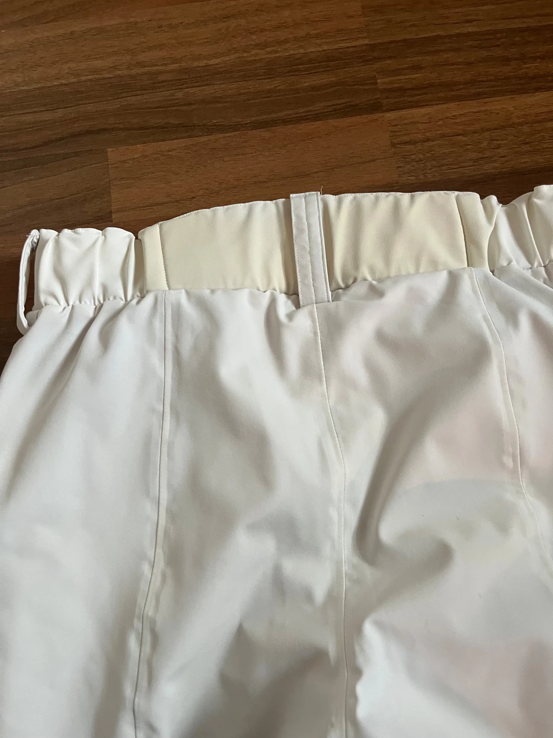 Vita skidbyxor med resår och bälteshällor - 2