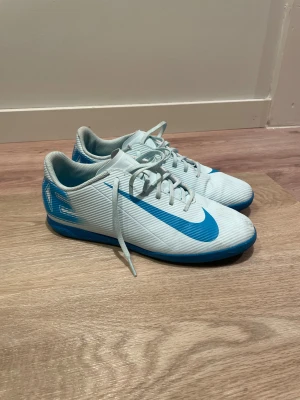 Nike futsalskor - Säljer nu dessa otroligt feta Nike futsal/inomhusskor. I storlek 42. Skick: mycket bra skick. Hör av er vid funderingar!😁🙌