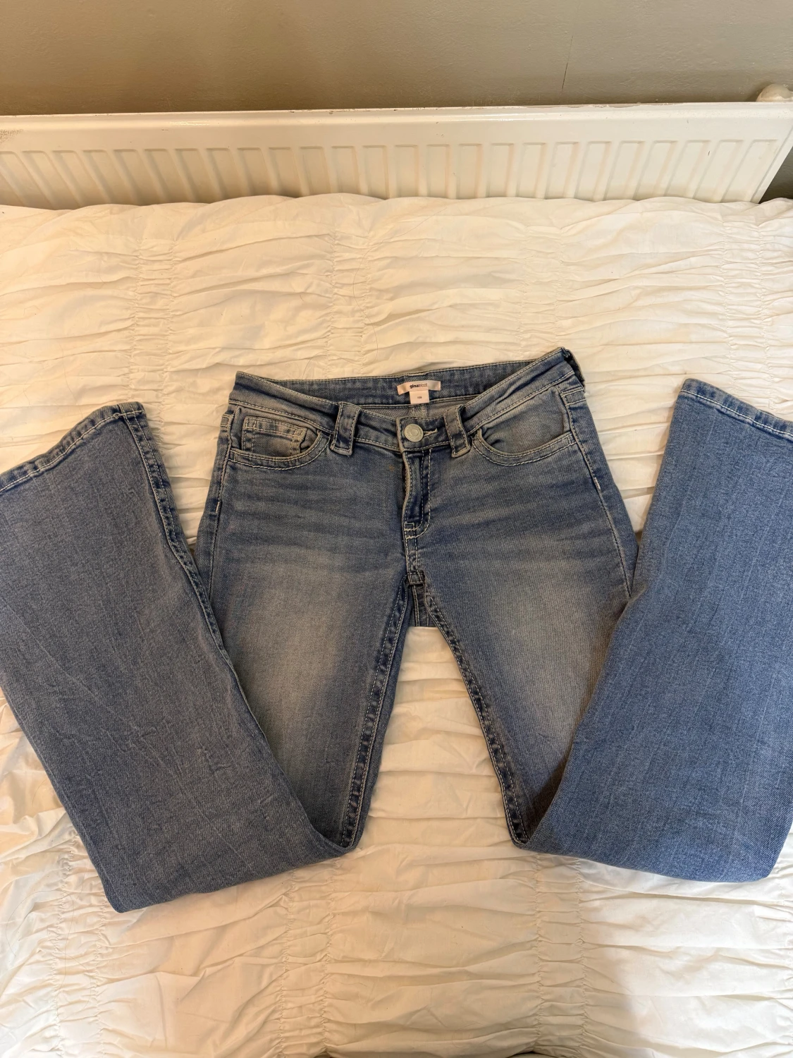 Blå bootcut jeans från Gina tricot  - 3