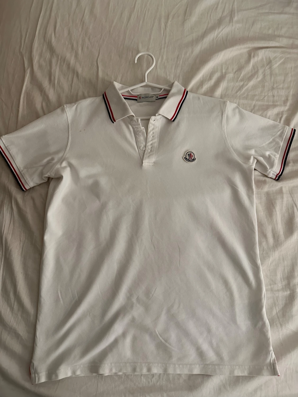 Vit Moncler pikétröja