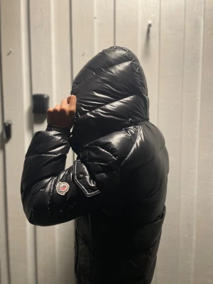 Svart Moncler pufferjacka med Luva - Säljer en svart pufferjacka från Moncler som jag har köpt för länge sedan och använt ett par gånger. Köpte jackan för 3699 från plick men har tappat bort kvittot till de darför säljer jag den billigare!
