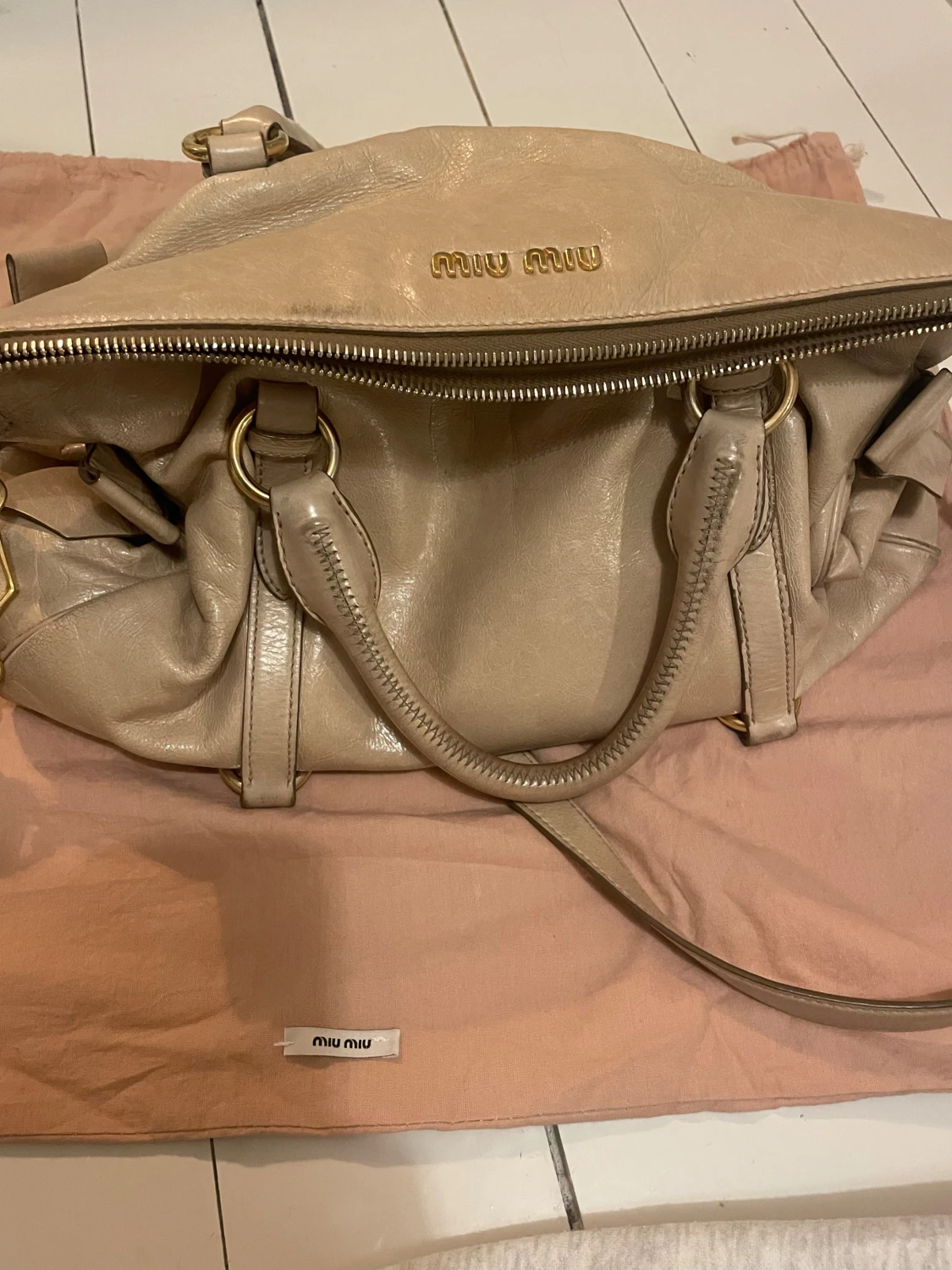Beige handväska från Miu Miu i skinn - 4
