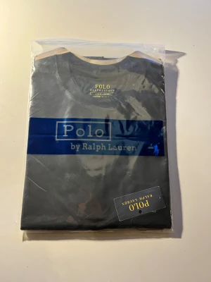 Svart t-shirt Polo Ralph Lauren M - Svart t-shirt från Polo Ralph Lauren i custom slim fit. Klassisk rund hals och kort ärm, med den ikoniska broderade loggan på bröstet. Tillverkad i mjuk bomull för en clean och stilren look.