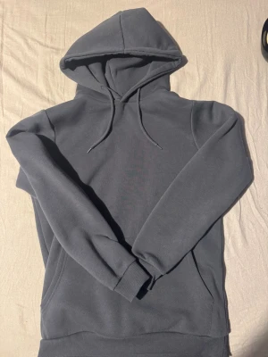 Grå H&M hoodie - Skitsnygg hoodie från New yorker i färgen mörk grå, perfekt för vintern, dm för mer detaljer om varan