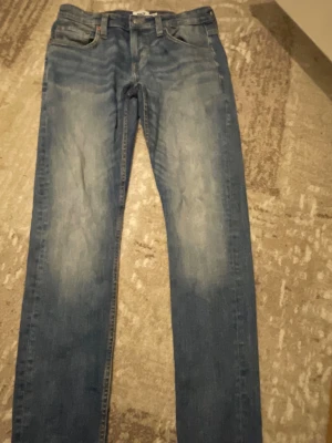 Blå jeans straight fit - Klassiska jeans i blå tvätt med raka ben och normal passform. Jeansen har fem fickor, knappgylf och slitna detaljer för en cool vintagekänsla. Perfekta för dig som gillar tidlös denimstil. Detta var ett par mörkblåa Bootcut jeans men jag råkade tvätta de på fel program så det blev som ett par helt nya jeans i en annan färg, nu är de mer som lite lösare skinny jeans för de är inte vida i byxorna längre. De blev faktiskt rätt coola men tyvärr inte min stil. Därav pris🥰