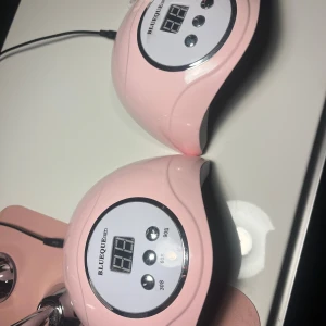 Uv lampor  - Två stycken rosa uv lampor 