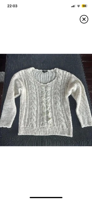 Ullblend tröja💕💕 - Supersnygg vit stickad tröja från H&M med flätstickat mönster och pärldetaljer framtill. Tröjan har långärmade ärmar och ribbad kant vid hals, ärmslut och nederkant. Perfekt för dig som gillar unika detaljer och mysig stil.