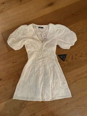 Klänning  - Superfin klänning, perfekt till jul🥰🥰 Aldrig använd så som ny