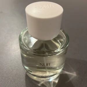 Zara Nuit Night Collection parfym - Zara Nuit från Night Collection är en stilren parfym med modern känsla. Perfekt för dig som vill ha en enkel men snygg flaska i samlingen. Passar dig som gillar trendiga dofter och vill sticka ut.