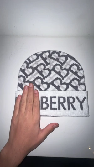 Bb vit och grå stickad mössa - Helt ny bb mössa i färgen vit med tag