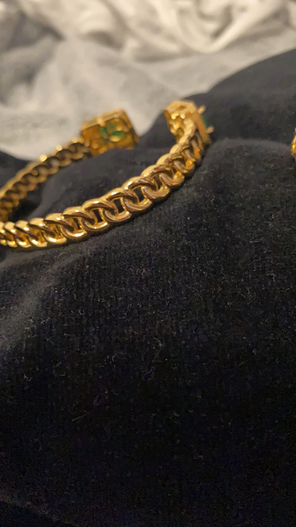 Guldigt armband och ring med gröna stenar - 3