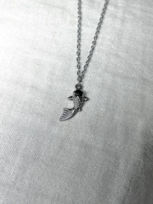 Minimalist Silver Koi - Silverhalsband med ett fint koi-fiskhänge på 1,5 cm. Helt rost- och nickelfritt, med en elegant 50 cm kedja.