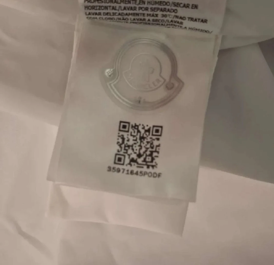 Vit vindjacka från Moncler med huva - 1