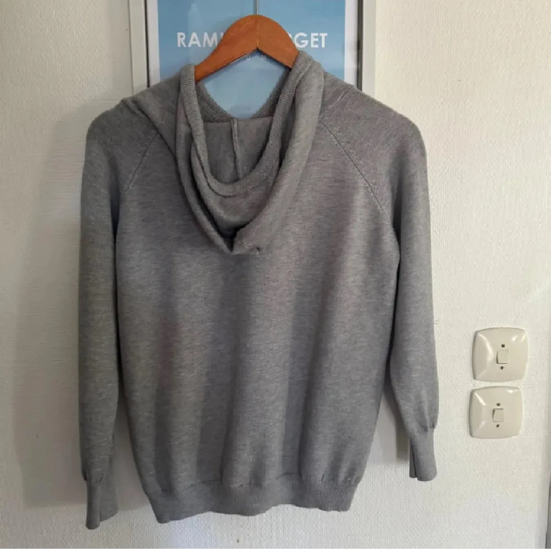 Grå stickad hoodie - 1