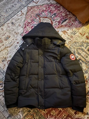 Canada goose wyndham - Very good quality and nice fit. Im 175cm and it fits perfect. Size xs but it fits like s-m. The fur comes with it.