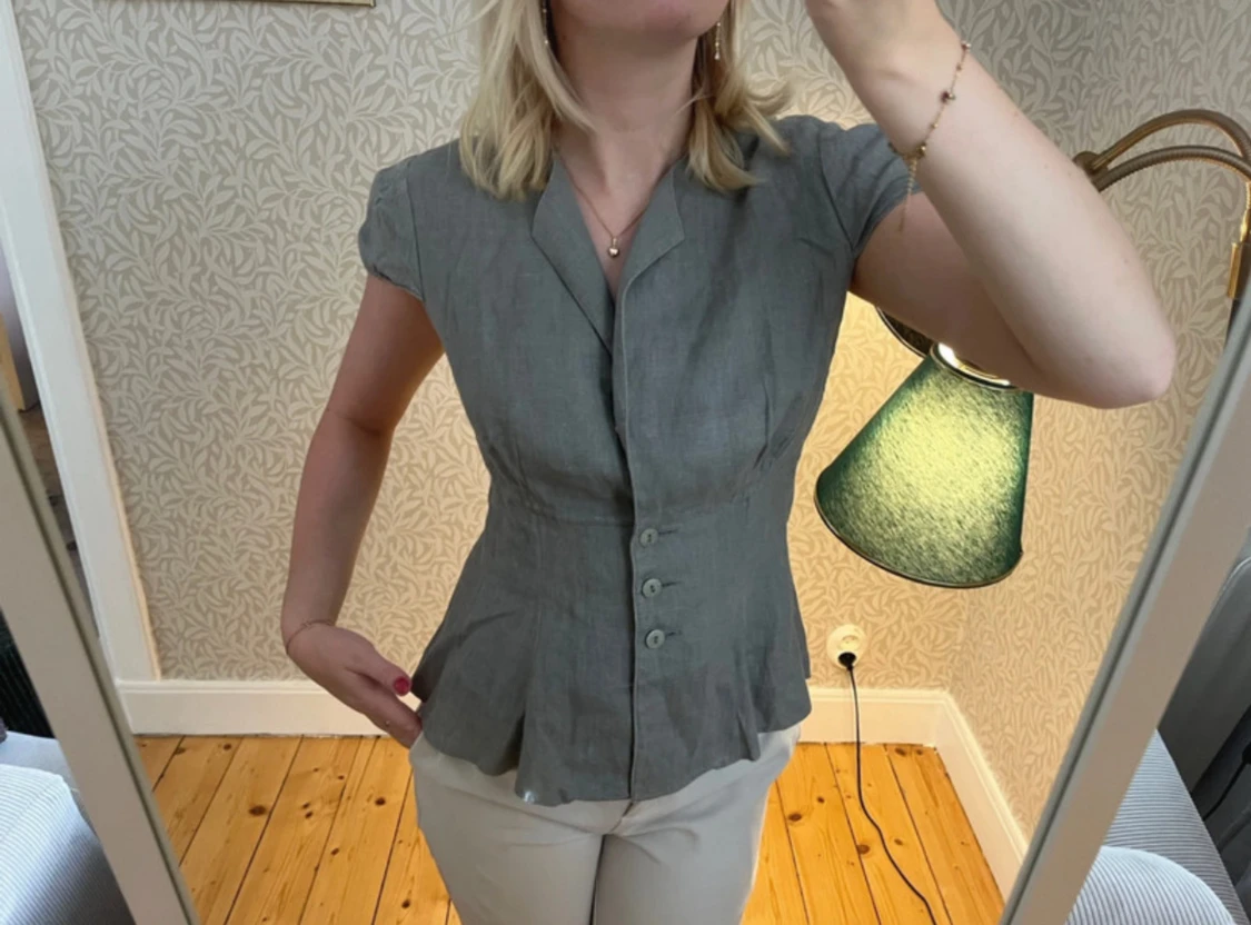 Grå linnetopp med knappar