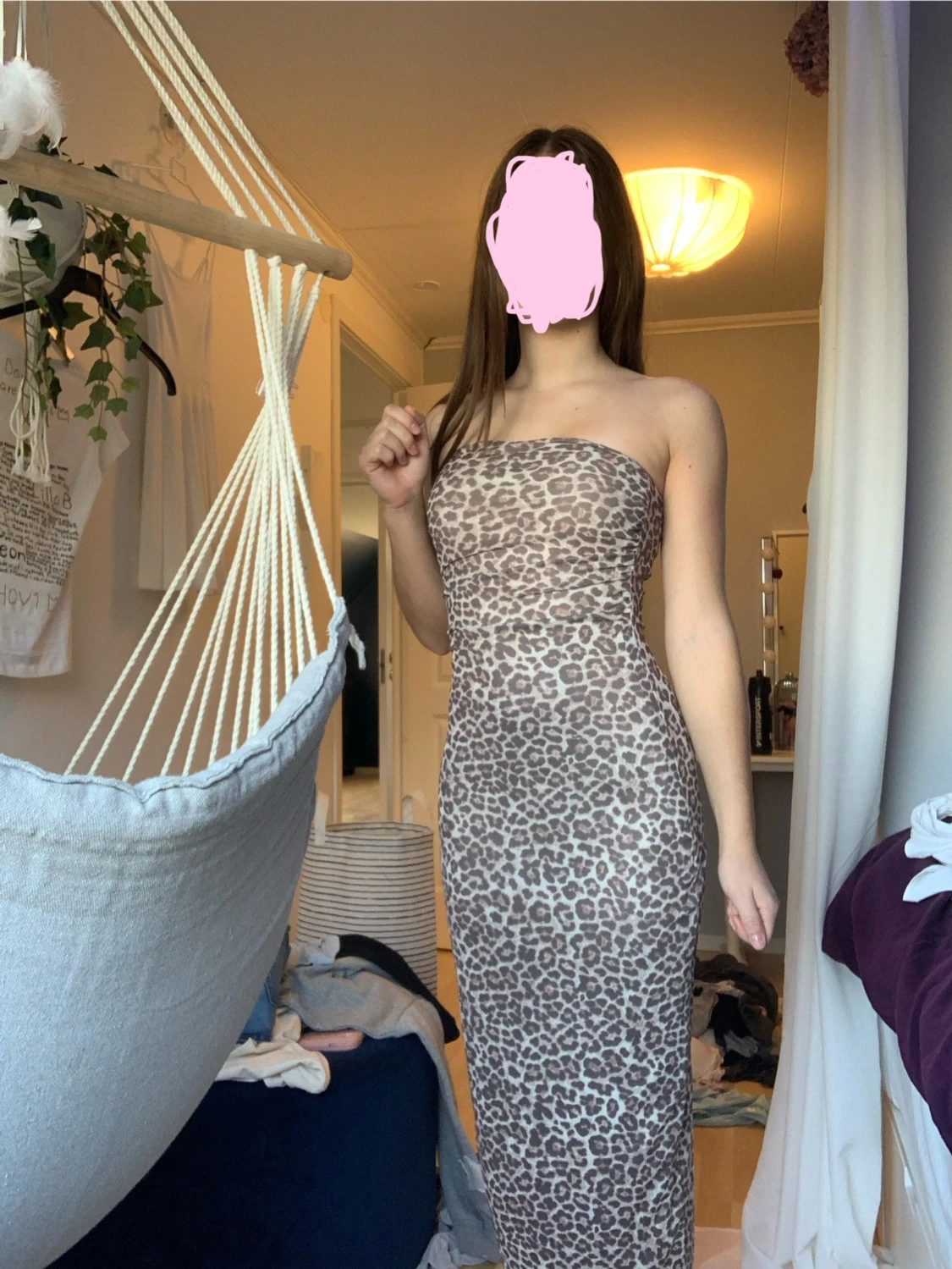 Leopardmönstrad axelbandslös långklänning