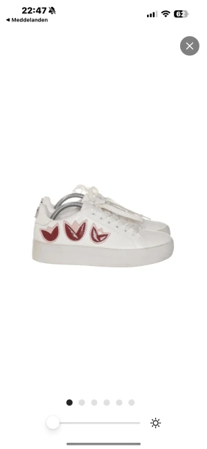 Sneakers med detaljer  - Coola sneakers med röda och rosa blommor 🌷 storlek 38-39