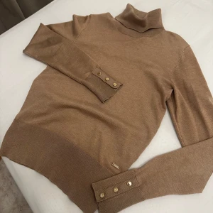 Beige polotröja Holly & Whyte XS - Superfin stickad tröja från Lindex med hög krage. Har liten defekt på armen (syns på andra bilden) det är en tråd som dragits åt så ingen större fara. Hör av er vid frågor!! 🫶🏼