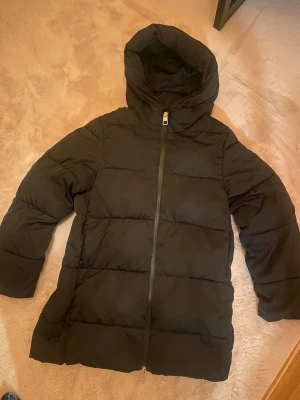 Jacka - Svart dunjacka från mango, perfekt nu till vintern då den är väldigt varm och perfekt luva!