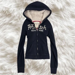 vintage Abercrombie & Fitch fur hoodie  - fin och mysig 2000-tals luvtröja med päls i bra skick 🪽perfekt passform  passar storlek S och XS 💌 kan skickas omgående 