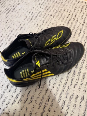 Adidas adizero F50 2010  -  Är i storlek 44,5 men passar även som 44. Använda 3 träningar. Köpte för 3000kr