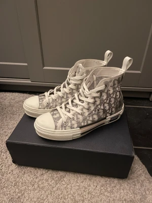 Dior b22’s - Sellin 4 ma homie, more on enlistedbydawn on Instagram 